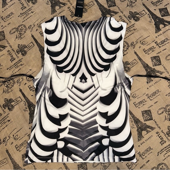 Bebe NWT! Abstract Black/White Print V-Neck Wrap Nude Metal Details Blouse - Picture 9 of 15